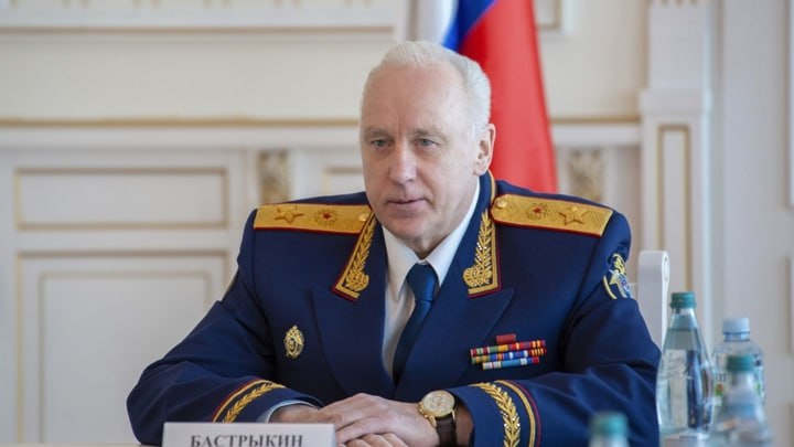 Бастрыкин взял на контроль ситуацию с мигрантами в новосибирском ТЦ «Сан-Сити» Глава СК РФ Александр Бастрыкин потребовал доклад о проверке фактов нападений мигрантов в ТЦ «Сан-Сити» на левом берегу Новосибирска. «Исполнение поручения, а также ход процессуальной проверки поставлены на контроль в центральном аппарате ведомства», — заявили в пресс-службе СКР. Следственное управление СК по Новосибирской области под руководством Евгения Долгалева начало процессуальную проверку после обращений жителей о том, что группа мигрантов, включая несовершеннолетних, систематически нападает на посетителей торгового центра. Фото: СК РФ
