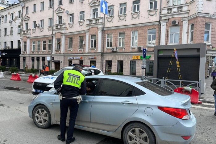 В центре Екатеринбурга перекроют движение по главным улицам Ко Дню строителя перекроют движение в центре Екатеринбурга. В мэрии сообщили, что ограничения коснутся даже движения велосипедов и самокатов по тротуарам. Перекрытия начнут действовать с вечера 8 августа: проспект Ленина от 8 Марта до Пушкина — с 23.00 8 августа до 04.00 10 августа; Горького от Пушкина до дома № 27 по Горького — с 06.00 9 августа до 00.10 10 августа. Также на участках запретят парковку машин. Помимо этого, с 06.00 9 августа до 00.10 10 августа будет ограничено движение по улице Воеводина, от Малышева до дома на Воеводина, 4.