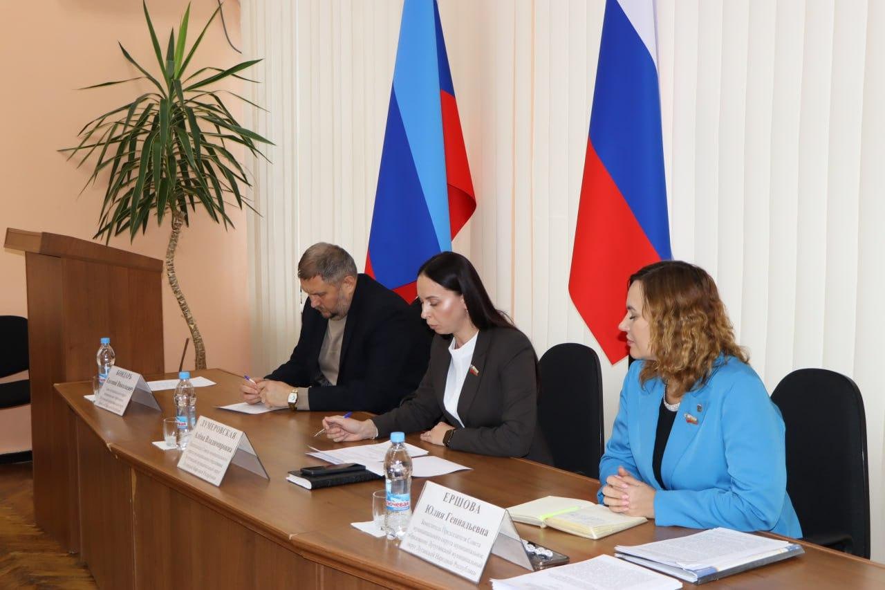 Состоялось очередное 42 е заседание Совета Лутугинского муниципального округа I созыва Совместно с руководителями структурных подразделений Администрации Глава Лутугинского муниципального округа принял участие в очередном 42 м заседании Совета Лутугинского муниципального округа I созыва Ключевой темой заседания стала бюджетная политика муниципалитета Депутаты рассмотрели ряд принципиально важных вопросов направленных на обеспечение финансовой устойчивости округа и расширение возможностей для участия граждан в управлении муниципальными ресурсами В рамках повестки дня был утверждён Порядок учёта предложений граждан по проекту решения О бюджете муниципального образования Лутугинский муниципальный округ Луганской Народной Республики на 2026 год и плановый период 2027 и 2028 годов Одобрен проект решения О бюджете муниципального образования Лутугинский муниципальный округ Луганской Народной Республики на 2026 год и плановый период 2027 и 2028 годов Также внесены изменения в ряд ранее принятых решений Совета депутатов Подчёркиваю что открытость и вовлечённость граждан ключевые принципы нашей работы Это даёт нам возможность учитывать мнения и потребности людей при формировании финансовых планов делая их по настоящему народными поделился Евгений Бондарь