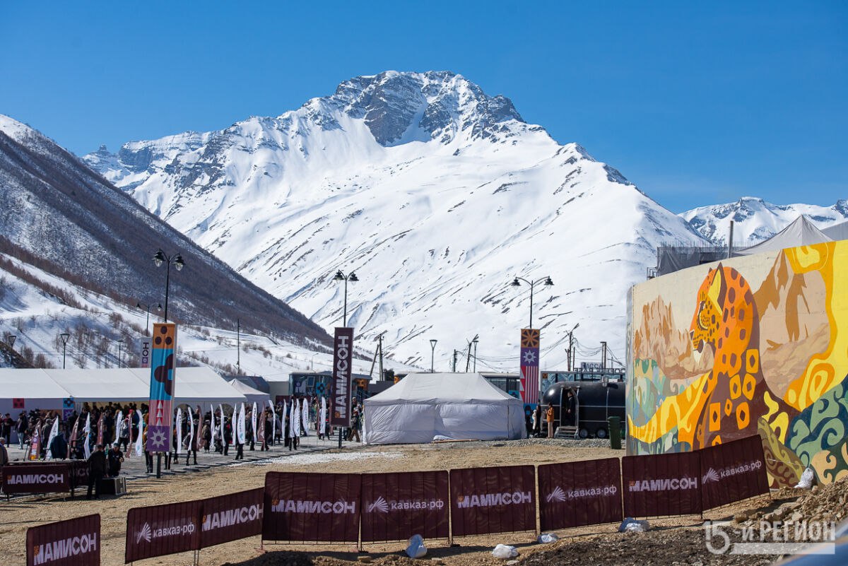 Сегодня на территории ОЭЗ Мамисон зарегистрировано 10 резидентов с заявленным объемом инвестиций 16 млрд руб Сергей Меняйло Двое из них уже принимают гостей в формате экодеревни В Северной Осетии запущен ВТРК Мамисон Этого события республика ждала почти 17 лет Сегодня там создана вся необходимая коммунальная и дорожная инфраструктура восстановлен тоннель и построены дороги проложены коммунальные сети обеспечено электроснабжение Также доступны две канатные дороги глэмпинги гараж ратраков заведения общественного питания парковка на 460 машин обеспечена сотовая связь Гондольная канатная дорога Калак Зарамаг протяженностью 3 3 км является самой длинной на Северном Кавказе Работать комплекс будет как в горнолыжный сезон так и в теплое время года На курорте работают ресторан кафе и другие пункты питания открыт прокат снаряжения Согласно плану развития здесь постепенно будет построено более 100 км трасс и 35 подъемников Guide Итоги года Северный Кавказ Ъ 15 Регион
