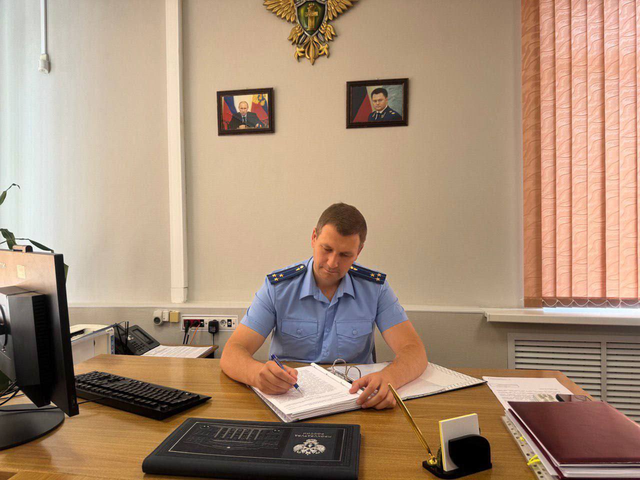 В Саратовской области по материалам прокуратуры возбуждено уголовное дело о мошенничестве в сфере ЖКХ на сумму более 1 млн рублей Прокуратура Октябрьского района города Саратова провела проверку исполнения законодательства в сфере жилищно-коммунального хозяйства. Установлено, что с февраля по апрель 2025 года руководитель управляющей организации, имея доступ к ее расчетному счету и документам, предоставил в единый расчетный кассовый центр поддельные платежные поручения на перевод более 1 млн рублей на счета подконтрольной фирмы за якобы выполненные работы по ремонту и обслуживанию лифтов. При этом работы фактически не проводились. Полученные денежные средства руководитель организации потратил на собственные нужды. Прокуратура направила материалы проверки в следственный орган для решения вопроса об уголовном преследовании. По результатам их рассмотрения возбуждено уголовное дело по ч. 4 ст. 159 УК РФ мошенничество . Результаты расследования контролирует прокуратура.