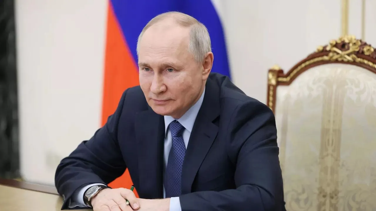 Курс дела Новости Челябинска Владимир Путин наградил челябинцев почетными званиями Президент России подписал указ о награждении государственными наградами Почетные звания присвоили и нашим землякам из Челябинской области Невролог доктор медицинских наук из Челябинска Антонина Долинина получила почетное звание заслуженного врача РФ Она заведует неврологическим отделением областной детской клинической больницы уже более 30 лет Старшая медсестра ЧОКБ Светлана Шарипова стала заслуженным работником здравоохранения РФ За смелость и решительность при спасении людей в экстремальных условиях медаль За спасение погибавших получат спасатели из Златоуста Илья Бухаров и Игорь Исаев РИА ру Курс Дела в МАКС подробнее на канале Курс дела Новости Челябинска