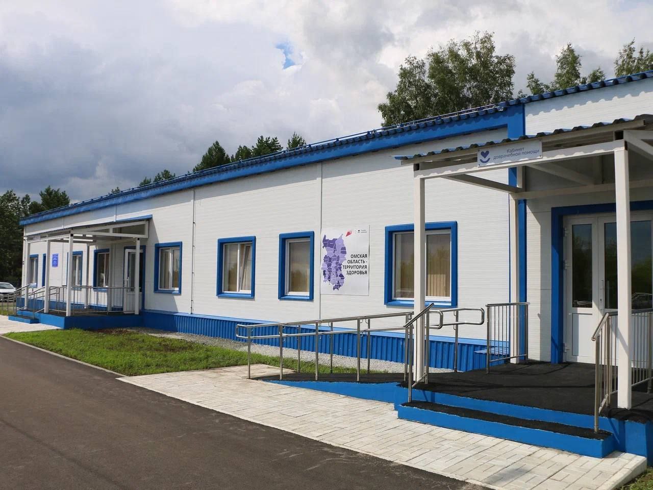 В Омском районе открылась новая врачебная амбулатория Лечебное учреждение в селе Ростовка посетил губернатор Виталий Хоценко. Глава региона ознакомился с условиями оказания медицинской помощи, осмотрел помещения, оценил благоустройство прилегающей территории и пообщался с медицинским персоналом. «Для медиков и пациентов созданы комфортные условия. Важно, что амбулатория оснащена самым современным оборудованием, на котором работают квалифицированные медики», — отметил губернатор. Новое медучреждение рассчитано на 100 приемов за смену. Это 60 взрослых и 40 детей. На базе амбулатории также расположен пост скорой медицинской помощи с фельдшерской бригадой.