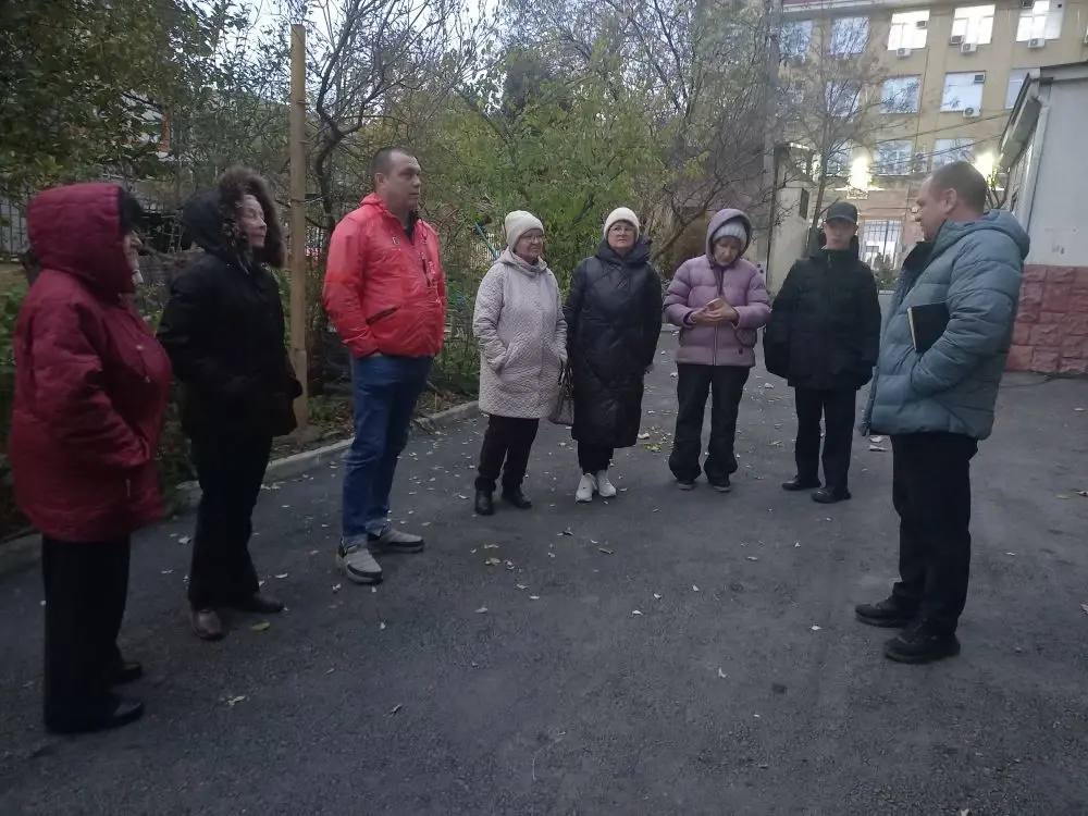 Собрание жителей На улице Рубина 4 прошло собрание жителей В мероприятии участвовали представители администрации Центрального района включая главного специалиста по взаимодействию с правоохранительными органами Дмитрия Доценко и специалиста по ГО и ЧС Сергея Хрыкина  Дмитрий Доценко рассказал о новых видах мошенничества и важности бдительности в интернете и по телефону Он упомянул фишинг фейковые сайты и аферы с банковскими картами Сергей Хрыкин объяснил действия при звуке сирены В конце встречи жители задали вопросы и получили дополнительную информацию работа с населением СобраниеЖителей 6округ