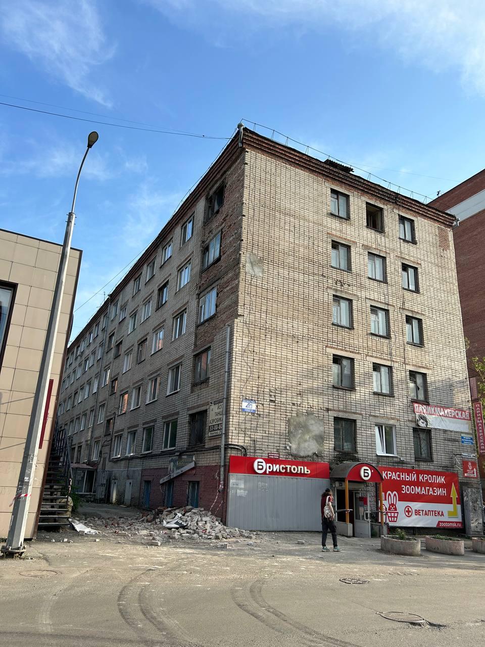 В Томске обрушилась часть стены многоквартирного жилого дома на ул. Никитина. Фото: Честный Томск Подписаться Прислать нам новостью
