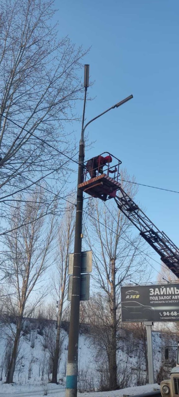 Уличное освещение на Димитровградском шоссе восстановлено!    Специалисты  МБУ "Горсвет" устранили провисание провода и привели в порядок шесть неисправных светильников. Теперь дорога снова хорошо освещена для вашей безопасности!  Не работает фонарь?    Звоните в оперативно-диспетчерскую службу МБУ "Горсвет": 58-52-92  Организация принимает  заявки от граждан и организаций, фиксирует каждое обращение и оперативно реагирует на запросы. Диспетчеры оценят проблему и направят ремонтную бригаду, для устранения неполадок.  Вместе мы делаем город светлее и безопаснее!