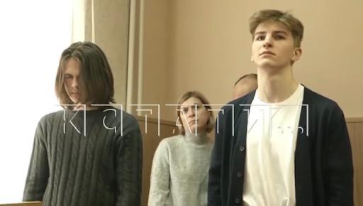 Прокуратура потребовала ужесточить приговор молодым нижегородцам, которых посадили по доносу директора лицея Сотрудница Сормовской районной прокуратуры Нижнего Новгорода Белова обратилась в суд с апелляцией, в которой просит назначить более строгое наказание студентам Кириллу Смирнову и Егору Старшинову, осужденным на 2,5 года колонии за военные «фейки». «Считаю, что назначенное Смирнову К. и Старшинову Е. наказание является несправедливым, вследствие чрезмерной мягкости и не может обеспечить цель их исправления при предупреждении о совершении новых преступлений и восстановлении социальной справедливости», — говорится в обращении прокурора Беловой. «НеМосква» писала об этой истории. В ноябре 2023 года директор нижегородского лицея № 82 Нина Говорова написала в полицию донос на своих тогдашних учеников, которые опубликовали видео с «высказываниями, направленными на дискредитацию ВС РФ» в телеграм-канале на 26 человек. Донос привел сначала к административному делу, по которому родители школьников заплатили штраф. Но потом ребятам исполнилось 18 лет, и в августе 2024 года против них возбудили уголовное дело о «фейках», по которому они и получили реальные сроки. За месяц до того, как был написан донос, Нина Говорова участвовала во Всероссийском конкурсе «Директор года России — 2023» и вошла в пятерку победителей.