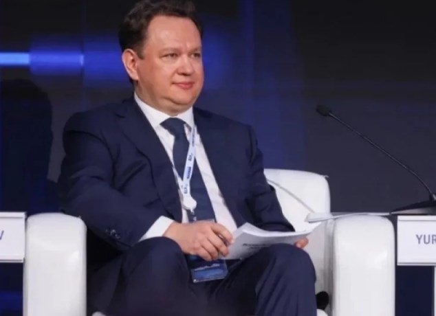 Налогообложение для участников SPO предложили упростить Розничные инвесторы в России смогли заместить зарубежных институциональных инвесторов но потребовали от эмитентов расширения IR службы и перехода на более простой язык Об этом в ходе форума розничных инвесторов сообщил первый зампред ВТБ Дмитрий Пьянов предложивший также для стимулирования спроса на рынке налоговые послабления для участников размещения акций Что поменяло отношение эмитента к розничному инвестору Первое это финансовая мощность возможность заместить ушедших институционалов с зарубежных недружественных рынков своим розничным капиталом Второе это с каждым годом все увеличивающаяся аналитическая компетенция финансовая грамотность В нашей книге заявок в SPO розничные инвесторы котировали цену входа в наше размещение даже чуть жестче чем институционалы Внимание к коммуникациям менеджмента к IR коммуникациям со стороны инвесторов очень высокое поэтому коммуникации трансформируются становятся проще народнее и виральнее сказал топ менеджер Участие в размещениях которые являются одним из ключевых катализаторов повышения ликвидности фондового рынка по мнению представителей банка необходимо упростить Речь в частности идет о налогообложении участников SPO Любое SPO происходит с дисконтом к рынку Это закон Существующее налоговое и финансовое регулирование предусматривает что физическое лицо которое приобретает на SPO акцию ниже рынка получает материальную выгоду и она должна облагаться налогом либо по ставке 13 либо по ставке 15 Для институциональных инвесторов такого налога нет На мой взгляд для повышения привлекательности участия в размещениях такую норму необходимо пересмотреть сказал Дмитрий Пьянов Еще одно предложение касается изменения требования о фондировании денежными средствами всего объема собранной книги заявок aifrb