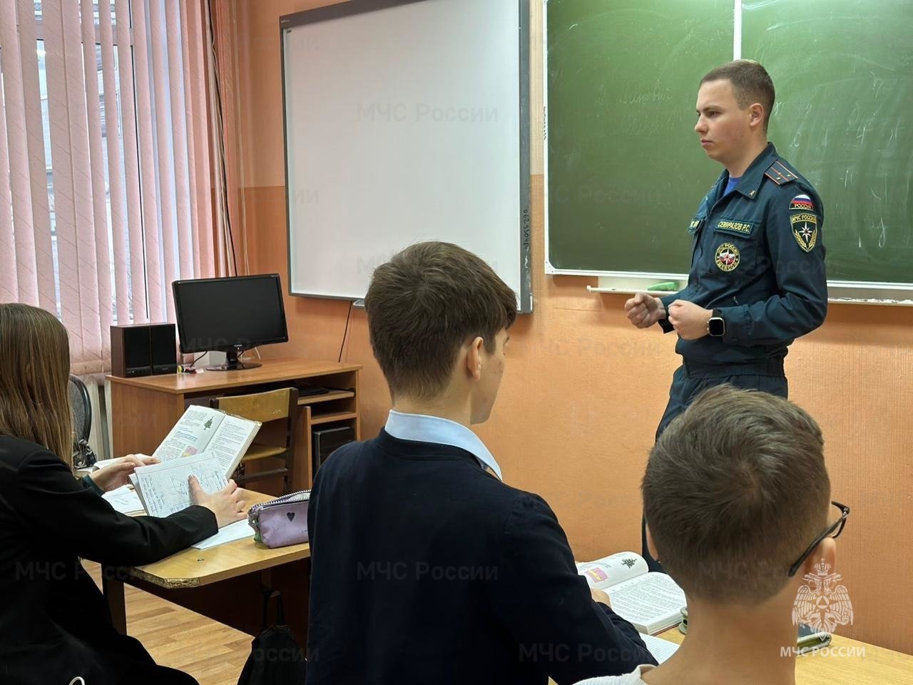 В Ясногорске и Новомосковске школьники узнали о том, как не стать причиной пожара    Нередко причиной возгораний становится детская шалость с огнём, поэтому рассказывать о правилах безопасного поведения подрастающему поколению необходимо как можно чаще.     ‍ Спасатели нанесли визит школьникам Ясногорска и Новомосковска. Они провели с учащимися разъяснительную беседу по правилам пожарной безопасности в школе, на улице и в быту, а также о порядке действий при пожаре и возникновении чрезвычайных ситуаций. Сотрудники пожарно-спасательных гарнизонов продемонстрировали детям технику пожаротушения, рассказали о снаряжении, находящемся в пожарной машине, о том, какие средства используются для ликвидации огня, с помощью каких инструментов проводят аварийно-спасательные работы.     Начинать обучение детей правилам безопасного поведения нужно с самого раннего возраста. И именно поэтому уроки безопасности проводятся не только для школьников, но и для воспитанников детских садов.      МЧС Тульской области   подписаться