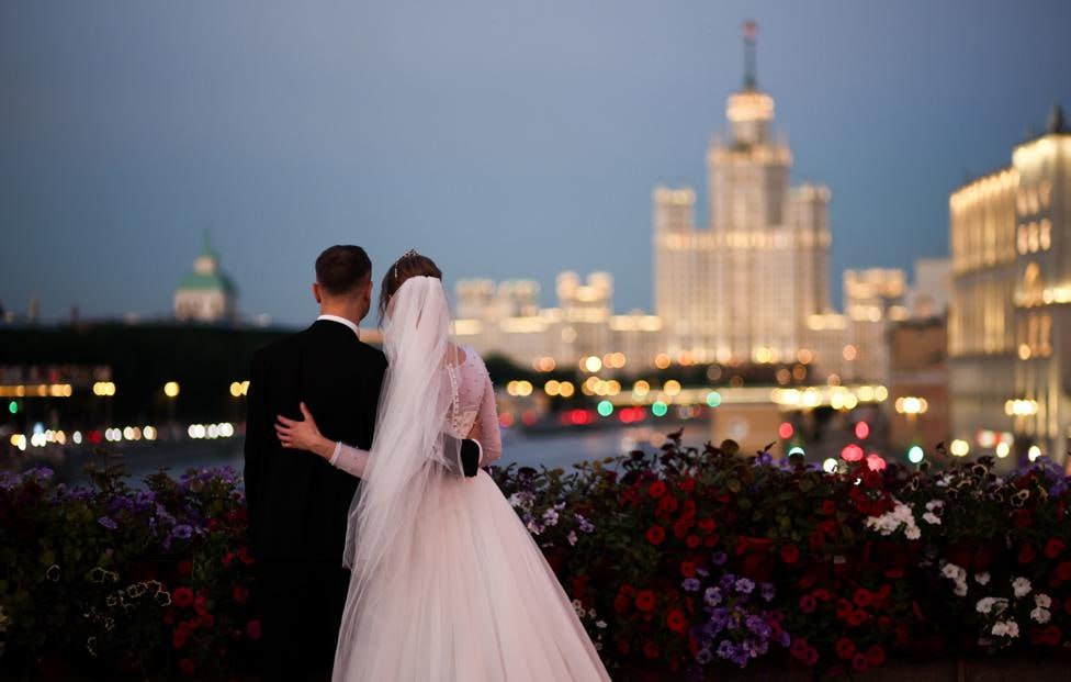 Эксперты назвали среднюю стоимость свадьбы в Москве в 2026 году Провести церемонию на 50 70 гостей можно минимум за 2 млн 750 тысяч рублей Как рассказал агентству Москва руководитель компании по организации мероприятий Юрий Мирошников расходы на проведение свадеб в 2026 м вырастут на 10 15 со сравнению с 2025 м По его словам за минувший год гонорары артистов подрядчиков оформителей банкетных площадок в среднем увеличились на 15 Эксперт рассказал также что устроить торжество в среднем ценовом сегменте составит от 2 млн 750 тыс рублей до 7 млн За эти деньги клиент получит ресторан среднего или высокого класса и полноценную праздничную программу В эконом варианте отметить бракосочетание можно от 1 млн до 1 5 млн рублей Такой формат рассчитан на свадьбу до 30 гостей Подписаться на Говорит Москва Telegram VK MAX