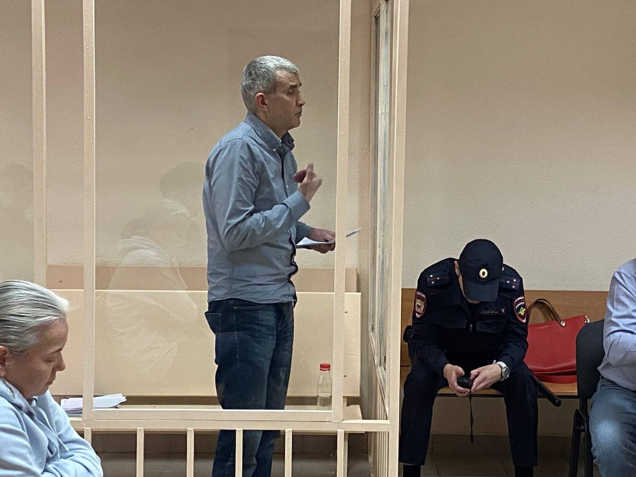 Экс директора нацпарка Таганай Яковлева отправили в колонию Суд Златоуста признал его виновным в двух эпизодах получения крупных взяток и приговорил к лишению свободы на 9 5 года с выплатой штрафа в 5 млн рублей Алексей Яковлев был задержан ФСБ в Москве в ноябре 2023 года К тому времени он вырос до должности замдиректора департамента государственной политики и регулирования в сфере развития особо охраняемых территорий Минприроды РФ Вместе с ним под следствие попало руководство некогда родного ему Таганая снабжавшее бывшего шефа деньгами собираемыми с сотрудников и предпринимателей Главный политический канал Урала Мы в МАХ