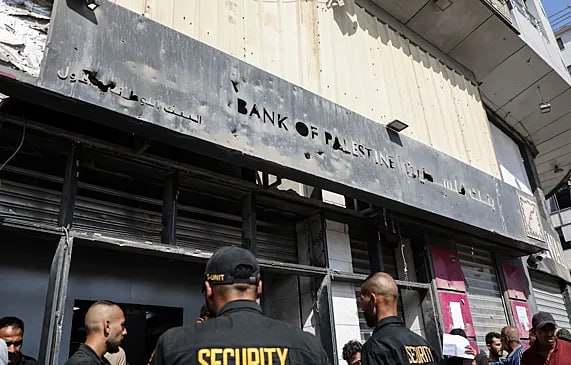 Жители сектора Газа столкнулись с острым дефицитом наличных денежных средств в банках анклава Об этом сообщило агентство Reuters со ссылкой на местных экономистов Банковские учреждения в Газе возобновили свою работу 16 октября спустя несколько дней после вступления в силу 10 октября режима прекращения огня Однако они практически полностью отказались от выдачи наличных средств клиентам из за отсутствия банкнот Банки открыты кондиционеры работают но в основном там занимаются электронными операциями никаких депозитов никаких снятий наличных заявил агентству экономист из Газы Мохаммад Абу Джайяб