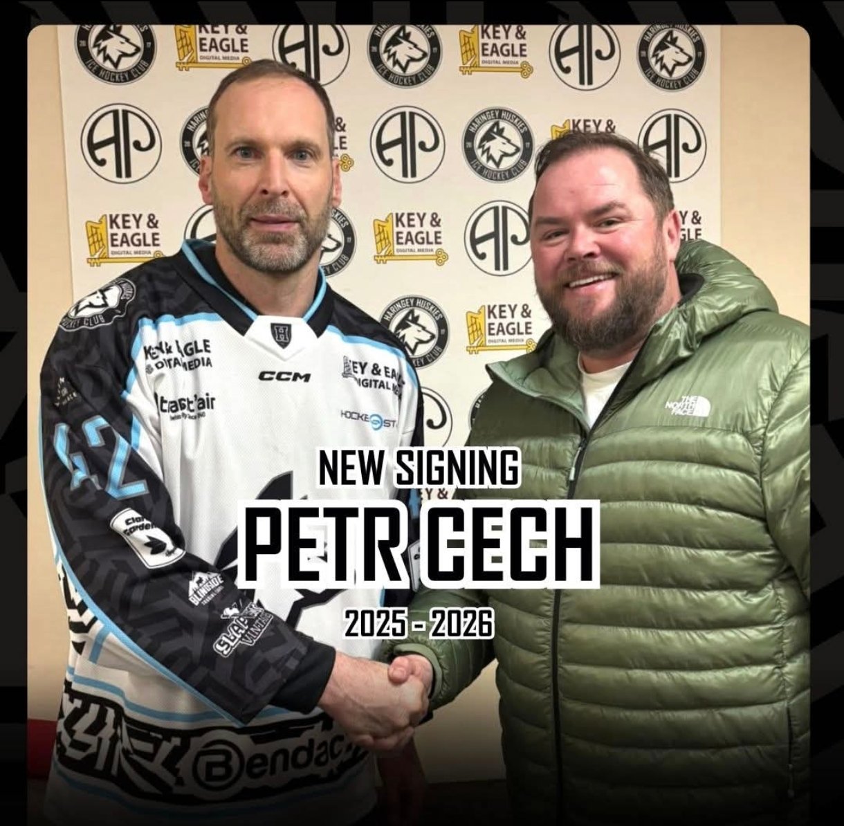 43 летний Петр Чех возобновил карьеру и подписал контракт с лондонским хоккейным клубом Харингей Команда из четвертого дивизиона стала уже пятой для легендарного футболиста на льду где он неизменно выступает в амплуа голкипера