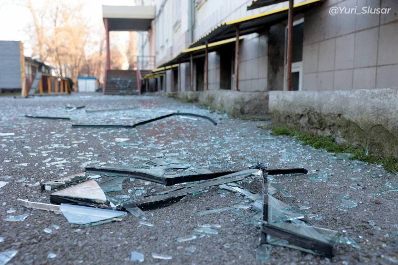 Взрывной волной выбило окно в детском саду в Азовском районе В селе Стефанидинодар Азовского района в результате воздушной атаки БПЛА взрывной волной повреждено окно в детском саду Об этом в своем телеграм канале сообщил губернатор Ростовской области Юрий Слюсарь В селе Стефанидинодар Азовского района взрывной волной было повреждено окно в детском саду Колокольчик К счастью никто из детей и персонала не пострадал Находившихся в группе восьмерых малышей забрали домой родители говорится в сообщении Южная служба новостей