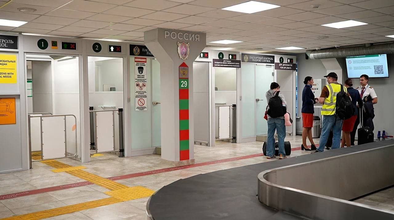 Аэропорт Кызыла столицы Республики Тыва стал 107 м пограничным пунктом в России где можно использовать электронную визу Механизм позволяющий посещать Россию по единой электронной визе запущен летом 2023 года Для получения единой электронной визы не потребуется приглашений брони в отеле или каких либо других документов подтверждающих цель путешествия Детям до 6 лет визу оформят бесплатно Срок оформления не более 4 дней Подписаться на PRO transport