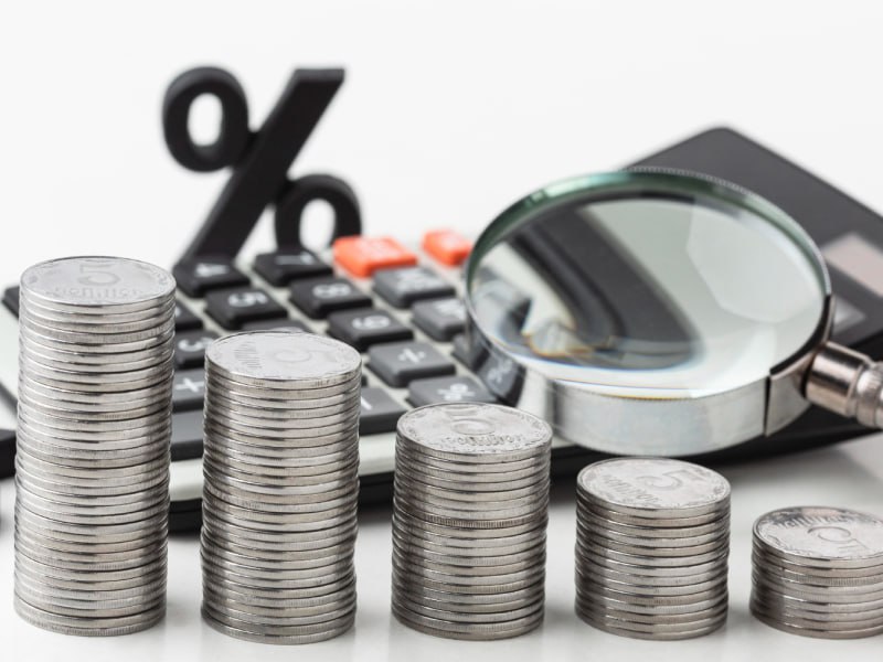 Компании реализующие инвестпроекты смогут возместить затраты в виде налогового вычета Соответствующий механизм утверждён Правительством РФ в постановлении от 31 октября 2025 года 1709 Принятая мера господдержки предполагает что в рамках соглашений о защите и поощрении капиталовложений СЗПК предприятия смогут в форме налогового вычета возместить расходы на создание модернизацию и реконструкцию инфраструктурных объектов необходимых для реализации инвестиционных проектов транспортных энергетических коммунальных социальных и цифровых Формирование вычета будет осуществляться на основании налогов на прибыль имущество и земельный участок уплаченных организацией в связи с реализацией инвестпроекта Применительно к объектам обеспечивающей инфраструктуры размер вычета составит половину затрат а в отношении объектов сопутствующей инфраструктуры может достигать 100 В то же время размер вычета не может быть больше суммы уплаченных налогов Получить его компании смогут предоставив в Минэкономразвития документы для подтверждения понесённых затрат Напомним что сам механизм заключения соглашений о защите и поощрении капиталовложений действует с 2020 года Целью его принятия стало обеспечение неизменности условий реализации крупных инвестпроектов для бизнеса Благодаря этой мере господдержке предприятия рискнувшие зайти на территорию больших инвестиций получают возможность сохранять условия по налогообложению землепользованию и градостроительной деятельности даже в тех случаях когда глобально эти условия меняются В ходе заседания Правительства РФ которое состоялось 6 ноября его председатель Михаил Мишустин подчеркнул что за время действия механизма СЗПК количество заключённых соглашений достигло восьми десятков а общая сумма вложений составила около 4 5 трлн рублей 13 объектов общей стоимостью 700 млрд рублей уже введены в эксплуатацию благодаря этому 8 тыс человек получили работу Увидели интересную ситуацию на производстве или в логистике Делитесь новостями фото и видео с редакцией pgm editorial новости industrialRussia