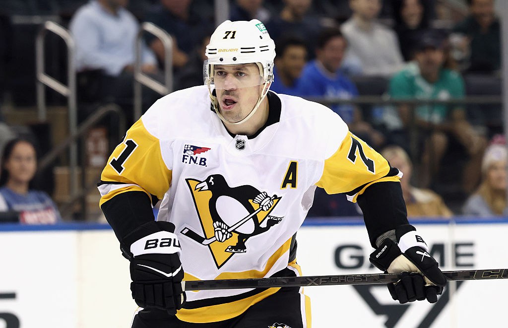 Малкина оштрафовали на 5 тыс за удар соперника клюшкой Российского нападающего Питтсбург Пингвинз Евгения Малкина наказали максимальным штрафом 5 тыс за удар клюшкой канадского защитника Виннипег Джетс Логана Стэнли Об этом сообщил департамент безопасности игроков НХЛ Питтсбург 1 ноября проиграл Виннипегу со счетом 2 5 Малкин заработал удаление в концовке первого периода В этом матче он записал на свой счет результативную передачу У 39 летнего Малкина три гола и 15 передач в 13 играх сезона Getty Images Подписаться на РБК Спорт