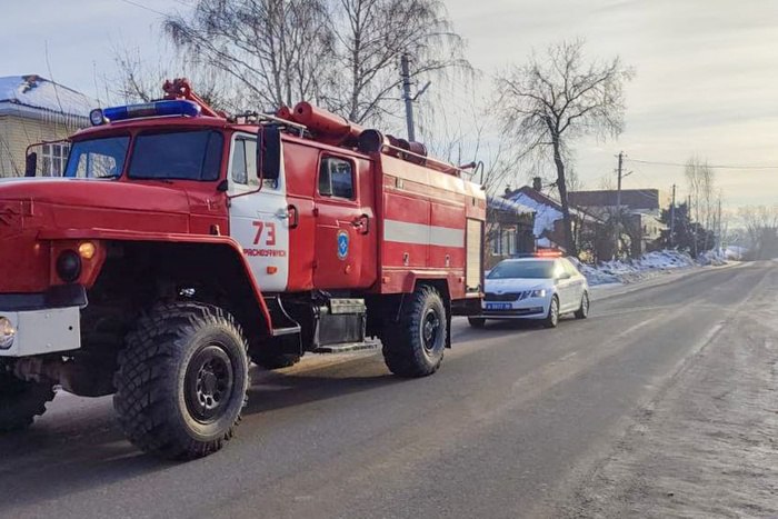 Под Екатеринбургом произошел серьёзный пожар  В Арамиле в гараже произошел пожар во время сварочных работ.  Как сообщает Е1.RU, по предварительной информации, внутри гаража проводили сварочные работы. Два человека пострадали, под завалами осталась машина.  На месте работают спасатели.  По данным от МЧС, утром 10 февраля поступило сообщение о пожаре по адресу Екатеринбург, улица Стартовая. На площади 56 квадратных метров горят 2 гаража. В настоящее время пожар локализован.   — В результате происшествия два человека получили ожоги. В ходе тушения произошла разгерметизация газового баллона с последующим хлопком. Еще один газовый баллон из помещения был эвакуирован огнеборцами  На месте работают 14 огнеборцев и 4 единицы пожарно-спасательной техники.