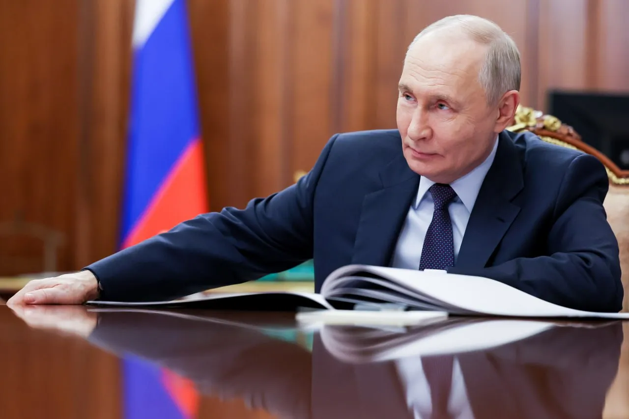 Владимир Путин примет сегодня в Кремле президента Индонезии На встрече главы государств обсудят стратегические вопросы касающиеся энергетической безопасности стабильных поставок энергии в том числе нефти Также будут затронуты темы геополитики отметили в пресс службе правительства Индонезии Прабово Субианто уже вылетел в Москву его сопровождают глава МИДа Сугионо министр энергетики и минеральных ресурсов Бахлил Лахадалия и госсекретарь Тедди Индра Виджая Подписаться на Говорит Москва Telegram VK MAX