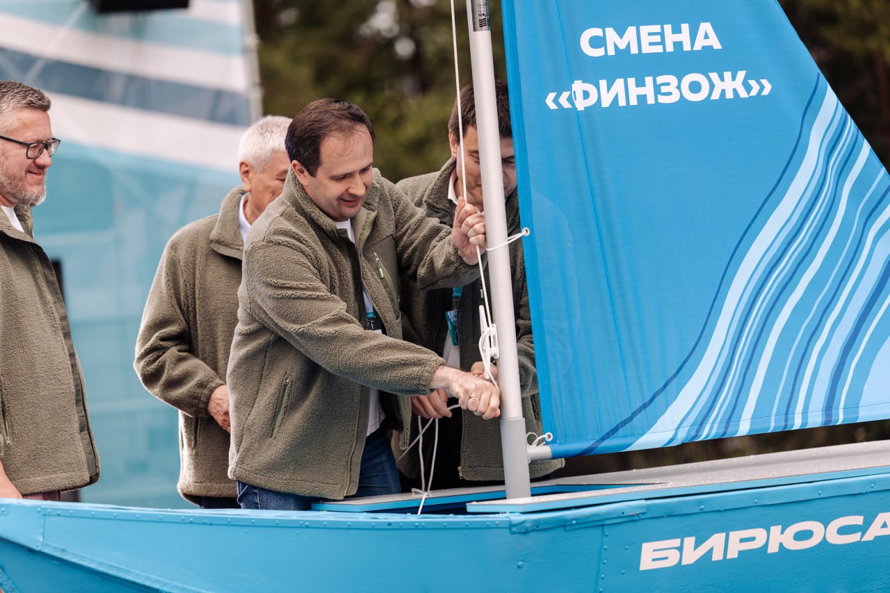 ФИНЗОЖ в Бирюсе: за финансовую культуру взялась инициативная молодежь  В Красноярске в рамках молодежного образовательного форума Территория инициативной молодёжи «Бирюса» стартовала всероссийская смена по финансовой грамотности «ФИНЗОЖ». Это первая тематическая смена по финансовой грамотности в истории всероссийских форумов Росмолодежи.     Серия просветительских мероприятий пройдет с 1 по 5 июля.   На это время «Бирюса» станет площадкой для обмена лучшими российскими практиками финансового просвещения, разработки и продвижения новых инициатив. Участники обсудят влияние современных технологий на финансовое поведение, а также поделятся актуальными форматами для просветительских информационных кампаний.   Открывая смену, заместитель Министра финансов РФ Павел Кадочников отметил, что финансовая культура определяет благополучие российских семей, а значит влияет на экономику всей страны.  «Каждый проект по финансовой грамотности и финансовой культуре, который мы реализуем, это вклад в благополучие и развитие России. Именно поэтому Минфин России уделяет этой теме ключевое внимание», – подчеркнул он.     Замминистра выразил надежду, что идеи инициативной молодежи, придуманные на смене ФинЗОЖ, превратятся в реальные проекты, которые будут реализованы в регионах, а затем и во всей стране.  «Желаю участникам смены не только поговорить о финансовой грамотности и узнать что-то интересное, но, главное, понять, что необходимо сделать на практике для того, чтобы каждый человек мог укреплять благополучие своей семьи», – сказал Павел Кадочников.  В программе смены примут участие эксперты Дирекции финансовой грамотности НИФИ Минфина России и проекта «Моифинансы.рф».   Организаторы мероприятия – Федеральное агентство по делам молодежи, Администрация Губернатора Красноярского края, агентство молодёжной политики и реализации программ общественного развития Красноярского края.    Подробнее     #финзож #финграмотность #финкультура