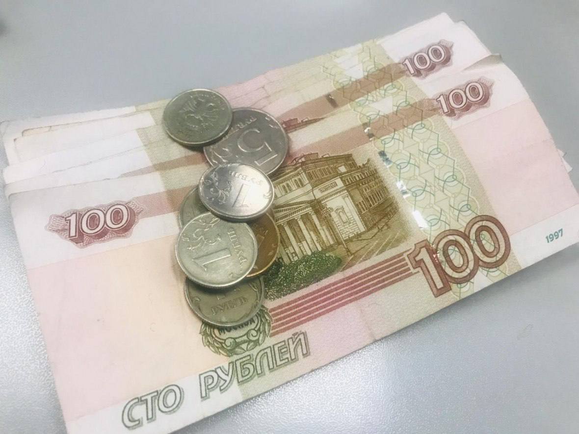 Эксперты назвали топ 5 доходных профессий со сменным графиком в Прикамье В ноябре на фоне промышленного роста наибольшую востребованность в Прикамье получили рабочие и строительные кадры Согласно статистике аналитиков Авито Работы в пятёрку самых высокооплачиваемых вакансий со сменным графиком вошли представители промышленного сектора стройиндустрии и логистических направлений Лидером рейтинга стала профессия сварщика среднее предлагаемое вознаграждение достигает 235 7 тыс руб Второе место заняли монолитчики с зарплатой 225 тыс руб На третьей позиции слесари 213 2 тыс руб Четвертью строчку занимают водители грузового транспорта со средним предложением 157 1 тыс руб Замыкают пятерку автоэлектрики 144 3 тыс руб rbc perm