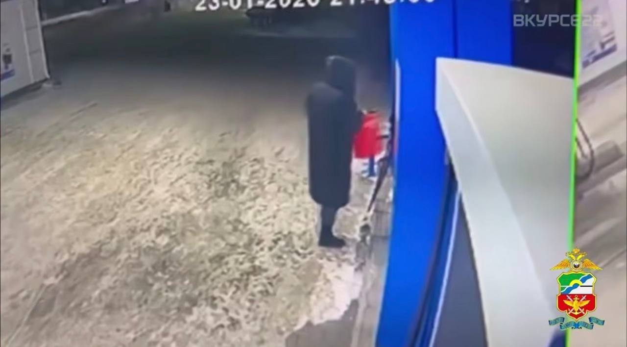 Бийчанке грозит до пожизненного заключения В Алтайском крае пресечена попытка поджога оборудования на железной дороге В пригороде Бийска 18 летняя девушка по указанию так называемого куратора представившегося следователем попыталась поджечь релейный шкаф на участке Западно Сибирской железной дороги Как установили сотрудники Алтайского линейного управления МВД и УФСБ девушка согласилась на это через мессенджер искав работу Ночью она прибыла на участок железной дороги с легковоспламеняющейся жидкостью но её действия пресекли работники ведомственной охраны На движение поездов происшествие не повлияло Следствие предъявило задержанной обвинение в покушении на террористический акт Суд заключил её под стражу Правоохранительные органы напоминают что подобные действия квалифицируются как диверсия и грозят лишением свободы на срок до 20 лет или пожизненно МЫ В МАХ