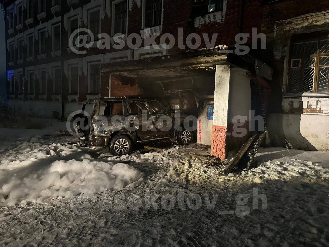 Автомобиль протаранил здание военкомата в Гусь-Хрустальном  Очередная жертва украинских мошенников сначала врезался в  ворота забора, а затем въехал в двери главного входа. Далее злоумышленник поджег автомобиль, сообщил глава Гусь-Хрустального.  Сотрудники МЧС потушили возгорание, на месте происшествия работают спецслужбы.  Подозреваемый задержан и уже даёт показания.   Подписаться I Написать в редакцию