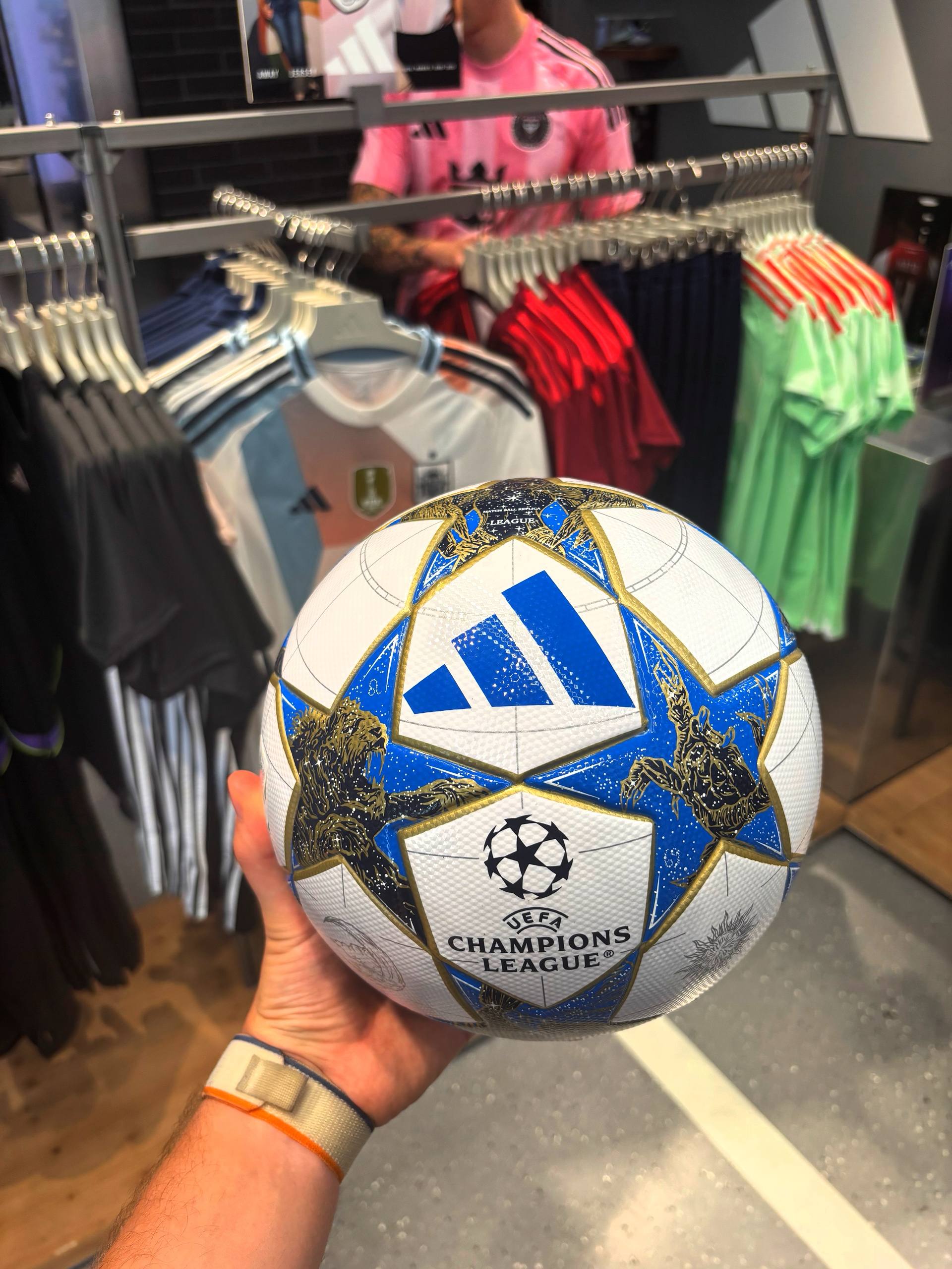 Новый мяч ЛЧ Повстречал в магазине Adidas в Амстердаме. Самое забавное, что официально он ещё не был представлен Звёзды в этот раз украшены 12 знаками зодиака. Выглядит интересно. Как вам? – топ – не очень Footуризм