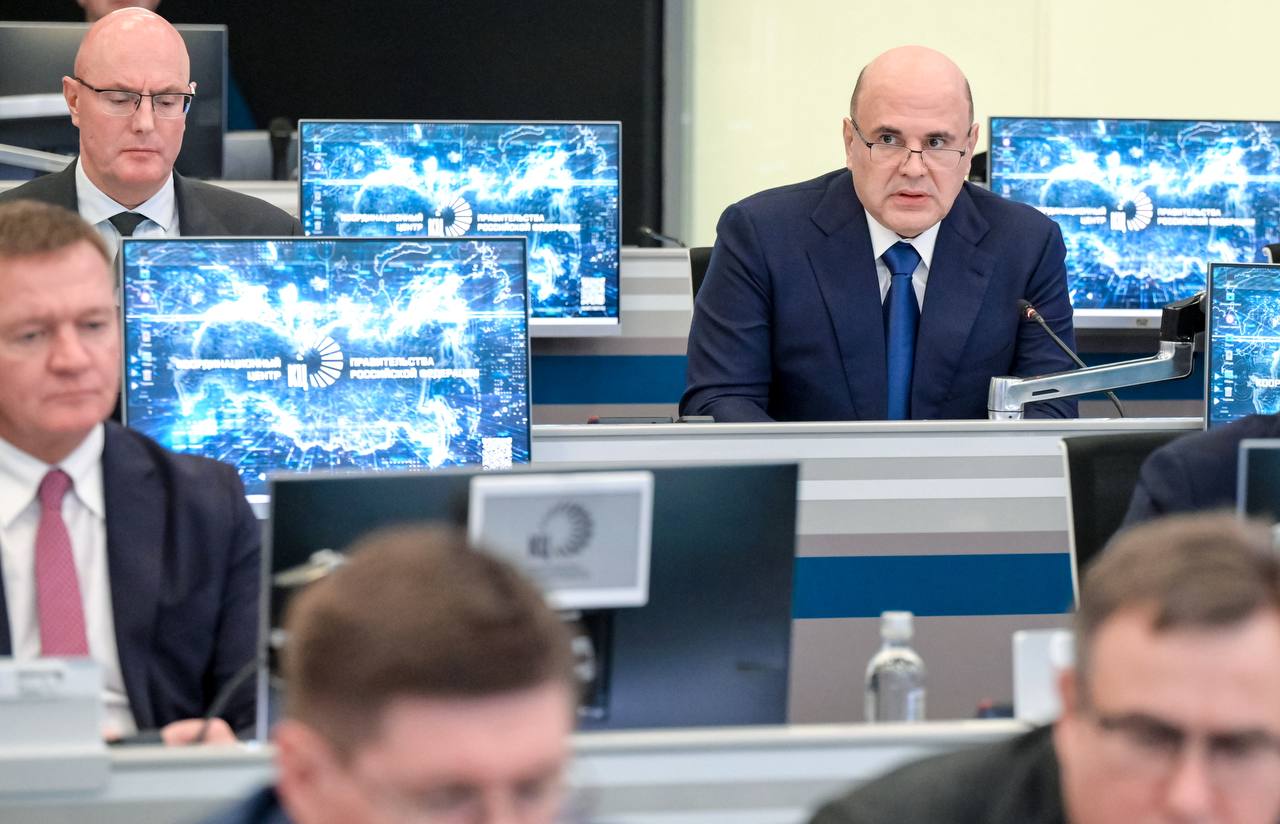 Михаил Мишустин дал поручения по итогам стратегической сессии по развитию отрасли связи Министерствам и ведомствам предстоит: сформировать перечень показателей качества услуг связи, усовершенствовать меры поддержки отечественных производителей телеком-оборудования, проработать меры для размещения линий связи у автомобильных дорог, донастроить нормативное регулирование для размещения сетей связи на опорах ЛЭП, оценить уровень экономически обоснованных тарифов на услуги связи 5G/IMT-2020 в диапазонах частот 3,4–3,8 ГГц и 4,8–4,99 ГГц, оценить возможность подключения не менее трех операторов связи в новостройках, проработать вопрос предоставления операторами связи поисково-спасательным отрядам информации о местоположении мобильных телефонов пропавших людей для облегчения их поисков. Полный список поручений – на сайте Правительства. Новости Правительства России