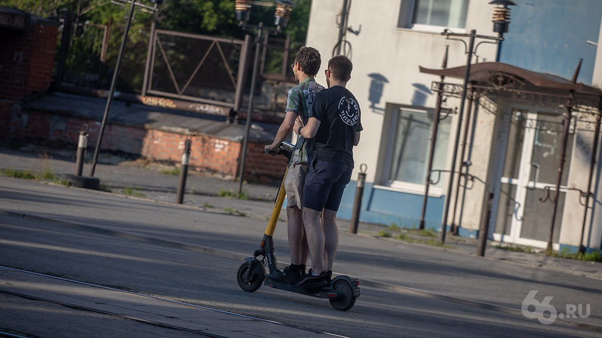 Число аварий с самокатчиками в Екатеринбурге снизилось в два раза, утверждают кикшеринговые сервисы.  С апреля по июнь 2024 года на улицах города случилось 57 ДТП с электросамокатами, а за тот же период этого года — 27, рассказали  .RU в компании Whoosh.  В основном аварии происходят по вине подростков, а также любителей покататься вдвоем и на пешеходном переходе.  У «МТС Юрент» схожая статистика. Число ДТП участием самокатов сервиса сократилось в два раза, а случаев столкновений с пешеходами — в три, сообщили  .RU в пресс-службе компании.  Аварийность кикшеринговых самокатов сократилась. Что с ними делать?   — все равно запретить   — ужесточать правила дальше, пока аварии полностью не исчезнут   — ничего не делать, пусть ездят     Новости из Екатеринбурга