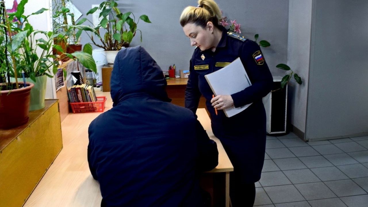 Алиментщика из Мурманска привлекли к обязательным работам Мужчина накопил более 700 тысяч рублей долга на содержание ребенка Как сообщили в региональном Управлении ФССП России мужчина знал о решении суда однако не выполнял обязанность по содержанию своего ребенка Чтобы избежать уплаты алиментов мурманчанин ушел в отпуск по уходу за младшим ребенком полагая что это освободит его от обязательств перед старшим сыном Кроме того он скрывал свой доход от работы водителем такси отметили в ведомстве Фото УФССП России по Мурманской области Все самые важные новости Telegram MAX