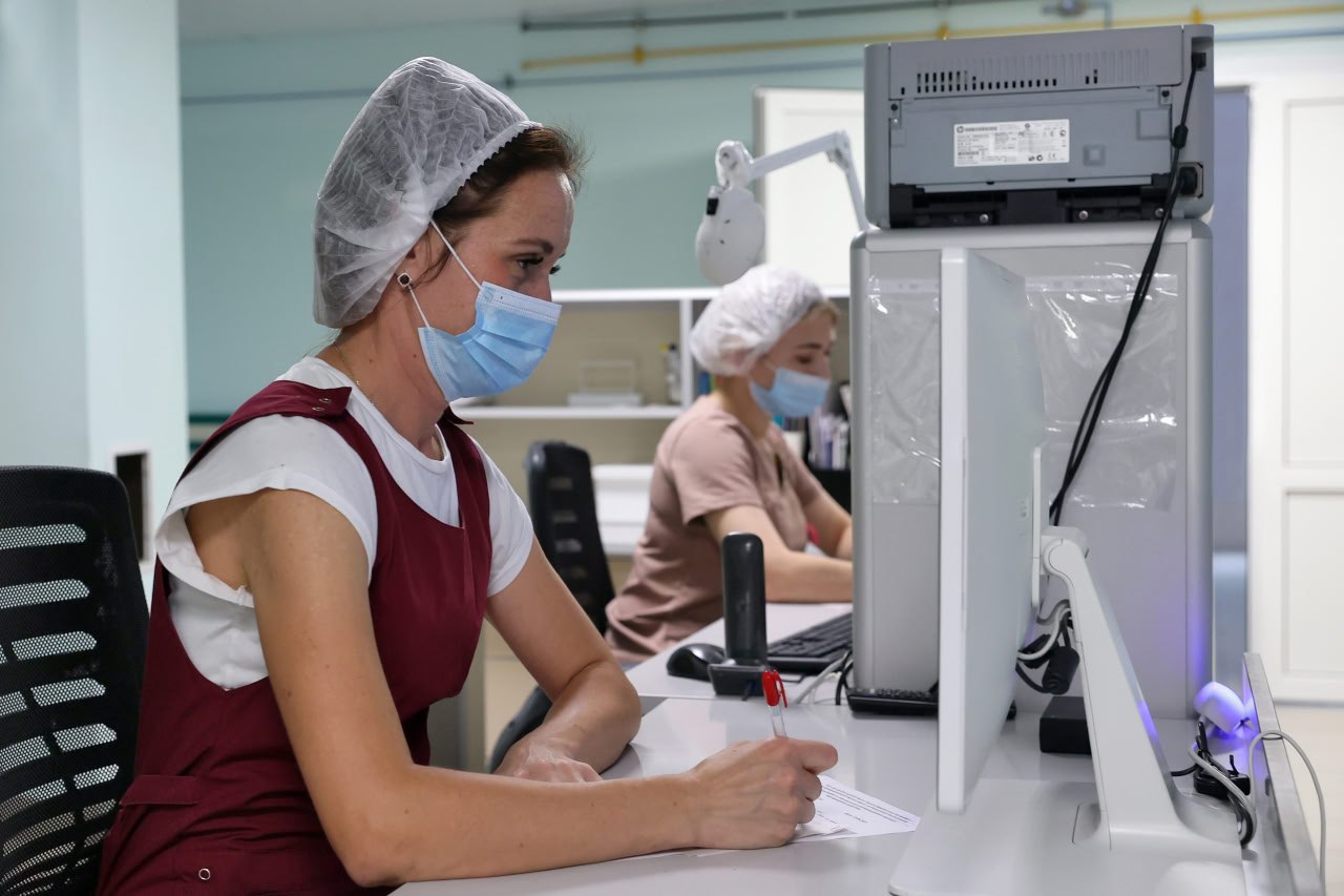 На Вологодчине проведут семинар для главврачей по цифровым технологиям Решение было озвучено на оперативном совещании Губернатор Георгий Филимонов поручил срочно исправить ситуацию с огромными очередями на прием к врачам и на сложные обследования такие как КТ МРТ и УЗИ Министр Николай Гонтюрев во время проверок поликлиник лично увидел что в некоторых учреждениях сокращают количество доступных для записи талонов а администраторы работают плохо Выяснилось что врачи игнорируют современную цифровую систему РМИС Это приводит к путанице и создает искусственные очереди Губернатор поручил организовать для главврачей большой обучающий семинар На нем он лично выступит и объяснит что использование цифровых инструментов это обязательно Палисад Media Подписывайтесь