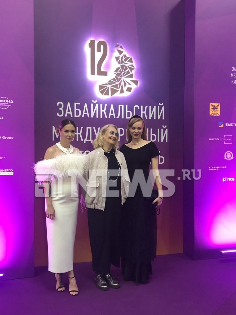Агата Муцениеце перестала скрывать третью беременность. NEWS ru одним из первых опубликовал фото актрисы с округлившимся животом. Она вышла на открытие Забайкальского международного кинофестиваля в обтягивающем белом платье, чем вызвала множество обсуждений среди поклонников. Теперь бывшая жена Павла Прилучного рассказала обо всем сама, запостив милую фотосессию со своим женихом Петром Дрангой и дочерью Мией. Подписаться Прислать новость Буст