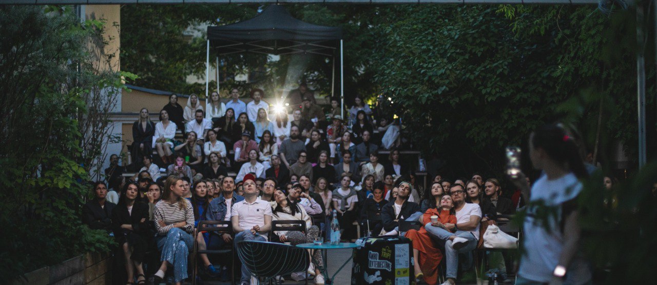 Росгосстрах застрахует впечатления зрителей кинофестиваля если фильм не понравится зрителю вернут 600 р Росгосстрах и международный фестиваль документального кино Beat Weekend позиционируется как самый большой в России 16 и 22 ноября проведут секретные показы на которых зрители узнают название фильма только перед началом сеанса Впечатления от просмотра уже застрахованы в Росгосстрахе если гостю не понравится фильм ему вернут деньги за билет сообщает страховщик Судя по сайту фестиваля стоимость билета на сеанс в Москве составляет 600 р Я верю что впечатления и эмоции это одна из главных ценностей и наша задача защищать их рассказал директор департамента маркетинга и цифровых продаж Росгосстраха Александр Росликов Совместные кинопоказы с Beat Weekend это живой пример того как страхование может быть не сложной бумажной работой а частью яркого жизненного опыта делая его еще и менее рискованным