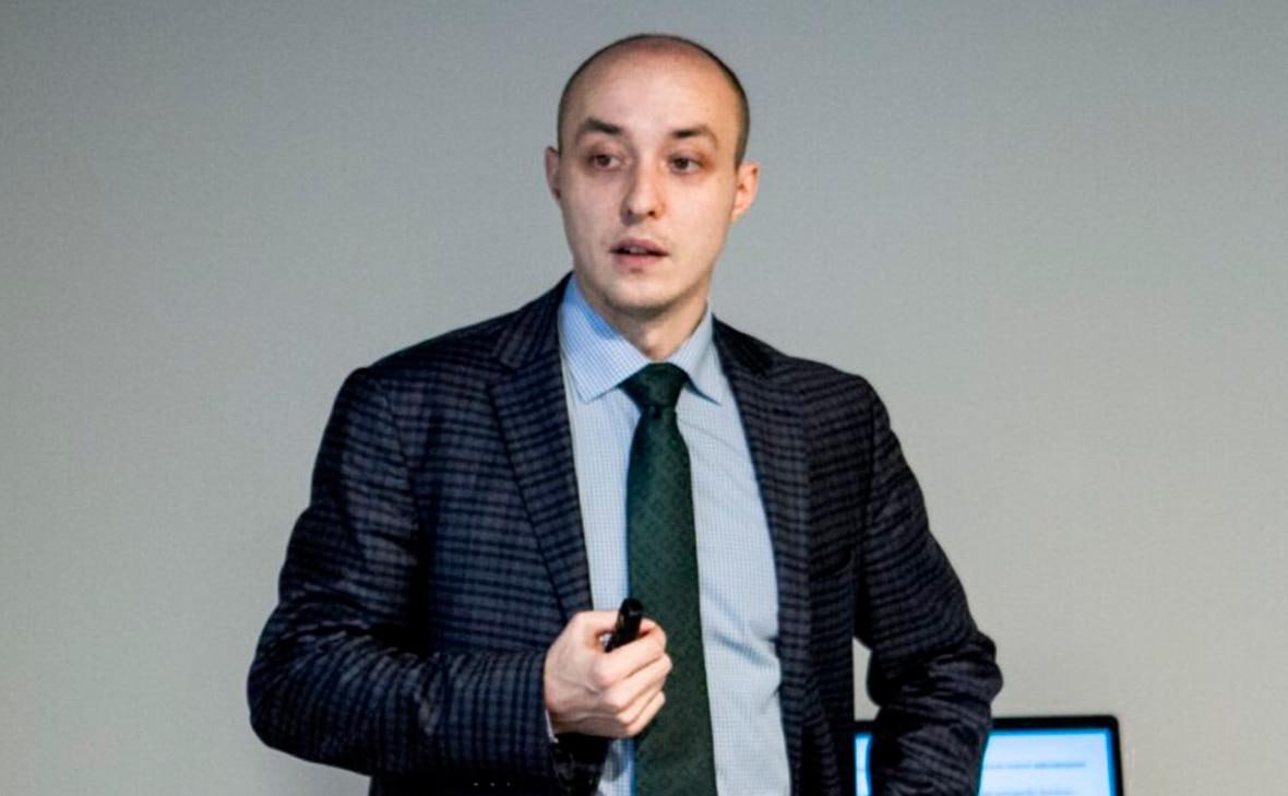 Новым главой Офиса Зеленского может стать Владислав Власюк Действующий уполномоченный по санкционной политике рассматривается как основной кандидат на эту должность сообщает издание ZN со ссылкой на источники Ранее глава Киева заявил что уже определился с кандидатурой но фамилию не назвал Пост руководителя ОП освободился после отставки Андрея Ермака на фоне обысков НАБУ и САП в рамках расследования коррупционной схемы в энергетическом секторе Подпишитесь на Абзац TG VK Дзен MAX Rutube