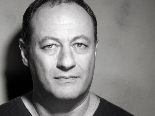 В Женеве скончался бывший российский сенатор Владимир Слуцкер По информации издания The Guardian бизнесмен умер в сентябре от рака находясь в хосписе Сообщается что адвокат бывшей супруги Слуцкера подтвердил его смерть Экс сенатор находился в процессе судебных разбирательств с ней дело рассматривалось в лондонском суде Он постановил что наследники предпринимателя должны выплатить бывшей жене Слуцкера 25 млн фунтов стерлингов а также погасить задолженность по алиментам и судебным издержкам на 1 млн фунтов Подписаться на Говорит Москва Telegram VK MAX