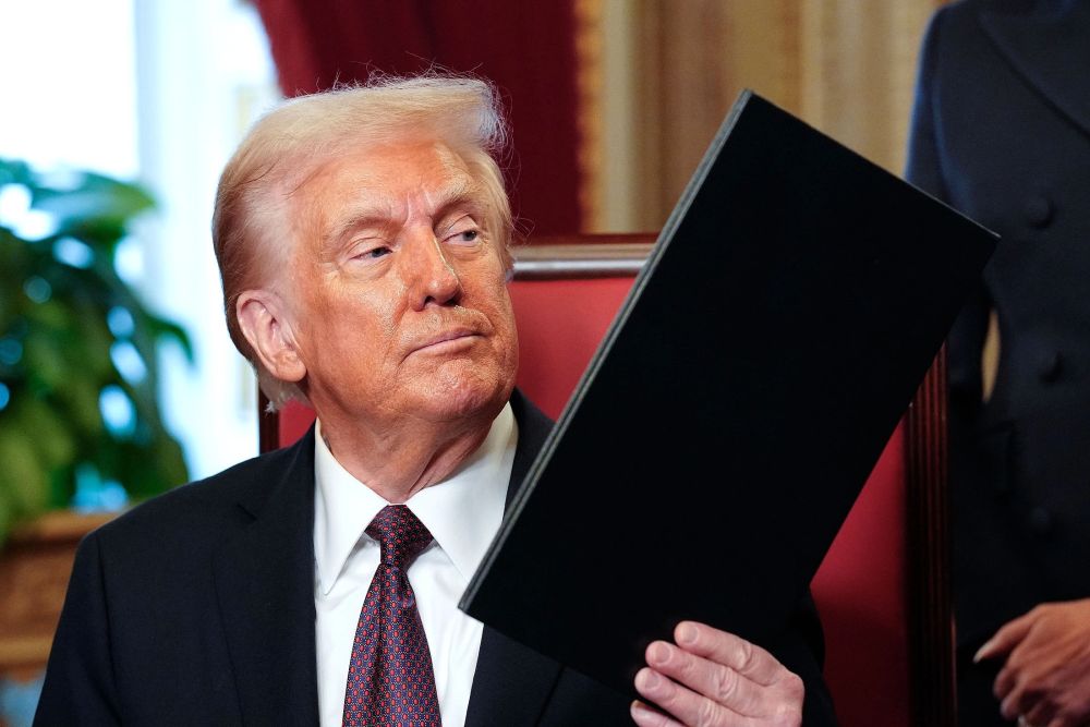 Президент США Дональд Трамп объявил о повышении пошлин на товары из Южной Кореи с 15 до 25 Сообщение об этом политик опубликовал в соцсети Truth Social Настоящим я повышаю пошлины на южнокорейские автомобили пиломатериалы фармацевтическую продукцию и все остальные товары попадающие под действие взаимных пошлин с 15 до 25 По словам Трампа на такой шаг он пошел из за того что южнокорейские законодатели до сих пор не ратифицировали соглашение с Соединенными Штатами Фото Getty Images Подписаться на Российскую газету Читать нас в MAX