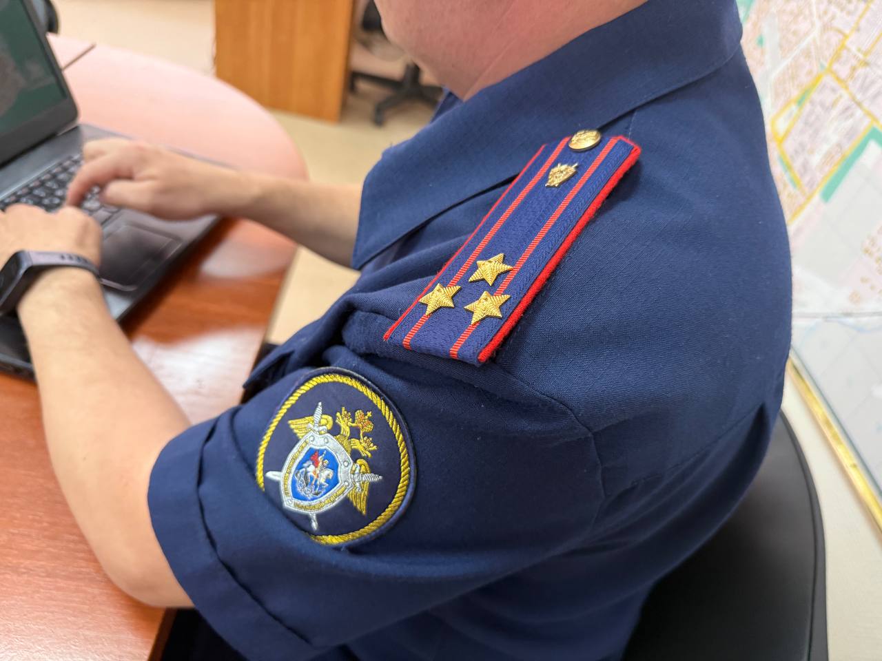 В Саранске бывший директор ипотечной корпорации признан виновным в получении взятки Доказательства собранные следователем второго отдела по расследованию особо важных дел СУСК России по Республике Мордовия признаны судом достаточными для вынесения приговора бывшему генеральному директору АО Специализированный застройщик Мордовская ипотечная корпорация Он признан виновным в совершении преступления предусмотренного ч 6 ст 290 УК РФ Следствием и судом установлено что между ипотечной корпорацией и коммерческой организацией были заключены несколько договоров на выполнение комплекса строительно монтажных работ по строительству многоквартирных домов в республике За заключение договоров подряда дополнительных соглашений своевременную оплату выполненных работ с 2023 по 2024 годы директор ипотечной корпорации получил от представителя строительной организации взятку в общей сумме 5 5 миллионов рублей путем перечислений на банковский счет знакомой Судом по ходатайству следствия фигурант был заключен под стражу на весь период расследования Оперативное сопровождение по уголовному делу осуществляли сотрудники УФСБ России по Республике Мордовия  Приговором суда мужчине назначено наказание в виде 9 лет лишения свободы с отбыванием в исправительной колонии строгого режима со штрафом в размере 16 5 миллионов рублей с запретом занимать определенные должности на срок 7 лет Кроме этого суд конфисковал 5 5 миллионов рублей полученных в качестве взятки Подписывайтесь на Следком Мордовии