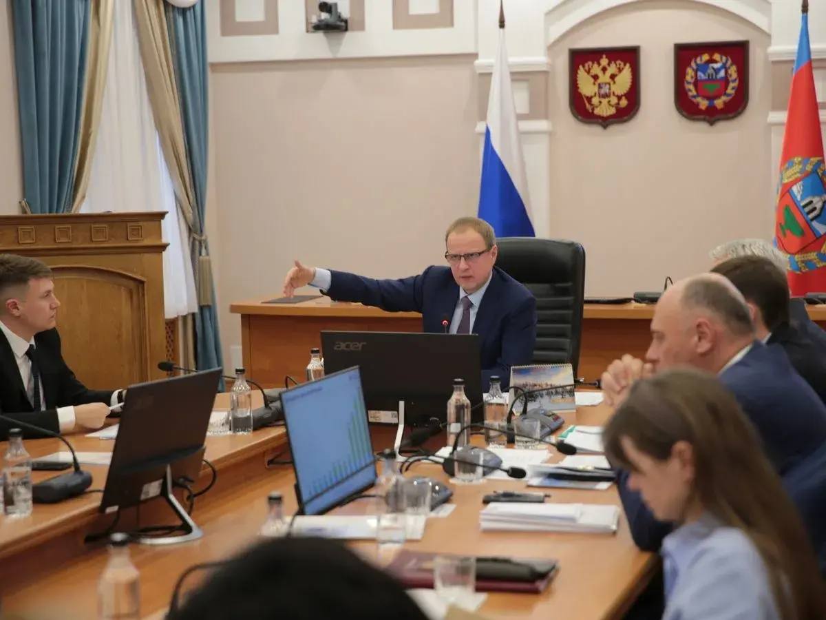 ТОЛК новости Барнаула Алтайского края и Республики Алтай Почти 2 млрд рублей потратят в Алтайском крае на жилье для детей сирот Губернатор Алтайского края Виктор Томенко поручил найти дополнительные источники финансирования программы Вопрос обсудили на заседании регионального правительства По данным Минстроя региона за последние годы в крае значительно увеличились темпы предоставления жилья сиротам С 2013 года жилье получили 5 4 тысячи человек из них 3 5 тысячи в новых квартирах еще 1 8 тысячи через жилищные сертификаты На 1 ноября в очереди остаются 6 8 тысячи человек В 2025 году на программу направят свыше 2 8 млрд рублей почти на треть больше чем годом ранее Это позволит улучшить жилищные условия 724 детей сирот Средства предусмотрены и на 2026 год 1 9 млрд рублей Планируется приобрести 145 квартир и выдать 360 подробнее на канале ТОЛК новости Барнаула Алтайского края и Республики Алтай