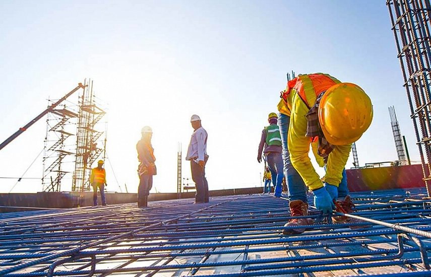 В СЛЕДУЮЩЕМ ГОДУ В НОВОСИБИРСКЕ РАССЧИТЫВАЮТ ДОСТРОИТЬ ГОСТИНИЦУ ТУРИСТ Об этом сообщили в пресс центре мэрии города Отель находится на площади Маркса Его строительство началось в 1968 году В 1979 году работы были заморожены Их возобновили в 2018 году На тот момент времени затраты на завершение строительства оценивались в 1 миллиард рублей В августе 2021 года стоимость увеличилась до 1 99 миллиарда рублей Сроки завершения работ неоднократно переносились Сначала объект рассчитывали достроить к декабрю 2022 года Потом сообщалось о завершении работ к июню 2024 года В июне 2025 года разрешение на строительные работы продлили до декабря Ранее в СМИ публиковалась информация о строительстве в Новосибирской области отеля Мира Силентиум Объект расположится рядом с Новосибирском Гостям предложат отдых в тишине и программы восстановления Гостиницы станет частью экосистемы в которую уже входят Мира Парк и Мира Деревня Запуск объекта намечен на декабрь 2025 года