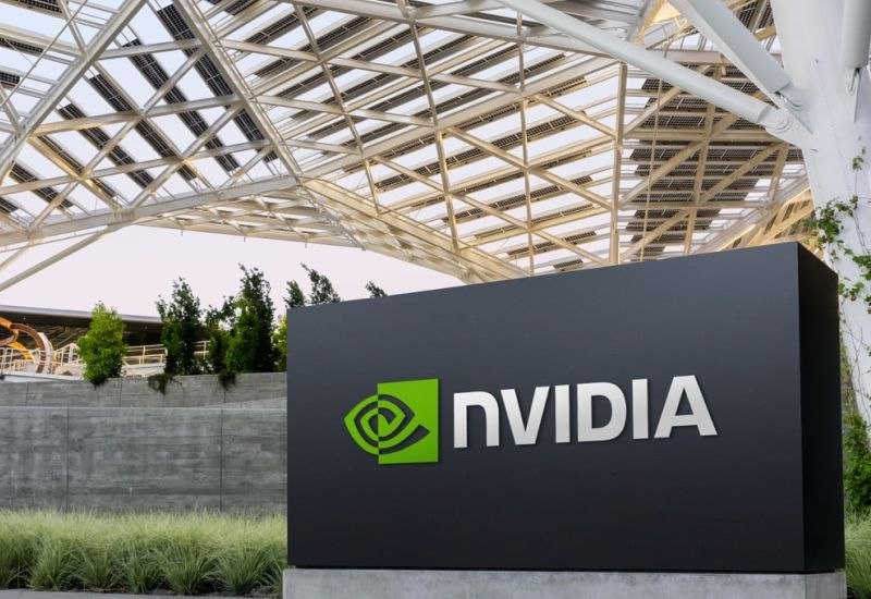 Китай заподозрил ИИ-чипы Nvidia H20 в шпионских функциях Китайские регуляторы обратили внимание на ускорители Nvidia H20, утверждая, что они могут отслеживать местоположение пользователей и отключаться удаленно из-за рубежа. Подозрения возникли после встречи с представителями Nvidia, на которой обсуждались эти функции. Информация о возможных угрозах безопасности была предоставлена некими «американскими экспертами в сфере ИИ». Компании Nvidia предстоит ответить китайским чиновникам на эти вопросы. Для подробностей читайте Financial Times. Источник изображения: Nvidia