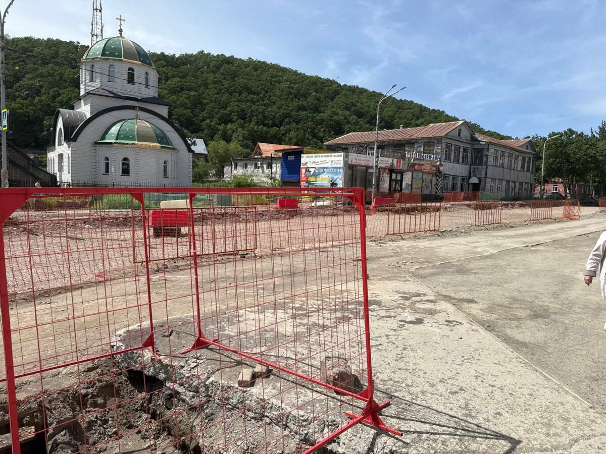 В Петропавловске завершили масштабную замену старых труб. На улицах Ленинской и Советской рабочие демонтировали изношенные трубы 1950-х годов и проложили 250 метров новых магистральных сетей. Также заменены теплотрассы и кабельные линии советского периода. Это повысит надежность энергоснабжения центральных улиц города и снизит количество аварий. Также строители дважды в день поливают дороги, и скоро начнётся установка бордюрного камня. Подписаться Предложка Чат