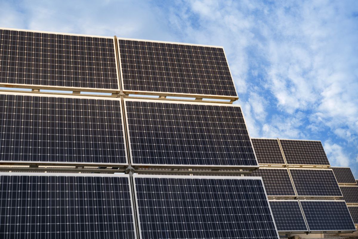 Япония заходит в энергетику Узбекистана JBIC выделит 1 45 млрд на строительство двух солнечных станций с накопителями под Самаркандом 1 000 МВт Главный инвестор ACWA Power 51 в партнёрах японские Sumitomo Chubu Electric и Shikoku Electric Это один из крупнейших зелёных проектов страны который поможет увеличить долю ВИЭ с 10 до 54 к 2030 году Япония Узбекистан   Энергетика centralasianow Подписаться на канал