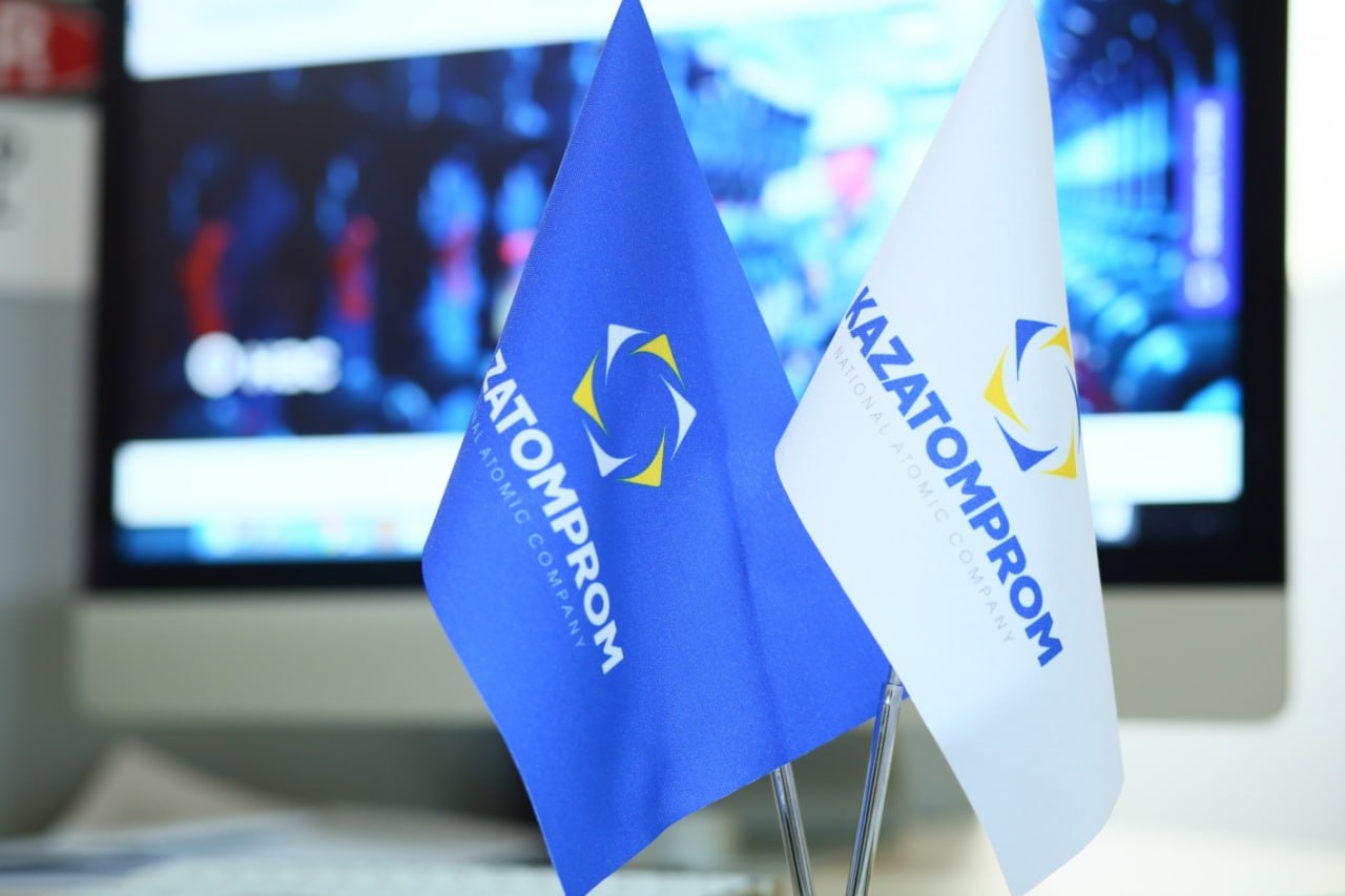 Уран на пути к мировому дефициту Казатопром национальный оператор Казахстана по экспорту и импорту урана и его соединений ожидает что мировой рынок к 2035 году столкнется с существенным дефицитом этого продукта Такое мнение высказал первый зампред правления главный директор по экономике и финансам Казатомпрома Марат Тулебаев выступая на World Atomic Week 2025 Нас ждет структурный дефицит урана в ближайшие годы к середине 2035 года условно к середине следующего десятилетия И после этого чтобы закрыть этот непогашенный спрос понадобится как минимум еще один Казатомпром что невозможно сказал он Казатомпром в последние годы наращивает производство урана По итогам 2024 года оно выросло на 10 до 23 27 тыс тонн в 2025 году ожидается увеличение до 25 26 5 тыс тонн урана Тулебаев связывает грядущий дефицит с истощением месторождений особенно где низкая себестоимость добычи что отражается на прогнозах и ценах В прошлом году мировые цены на уран несколько раз достигали рекордных значений в том числе из за неоднозначных прогнозов добычи в Казахстане и отказа США от поставок урана из России который пока так и не начал действовать Казатомпром является крупнейшим в мире производителем природного урана Компания ведет ведет добычу урана только на территории Казахстана и имеет крупнейшую в отрасли базу запасов урана 300 тыс тонн 85 мировой добычи урана сейчас обеспечивают Казатомпром Казахстан CNNC и CGN Китай а также Атомредметзолото и Uranium One входят в Росатом Orano Франция Cameco Канада ГП Навоийуран Узбекистан и BHP Австралия Великобритания