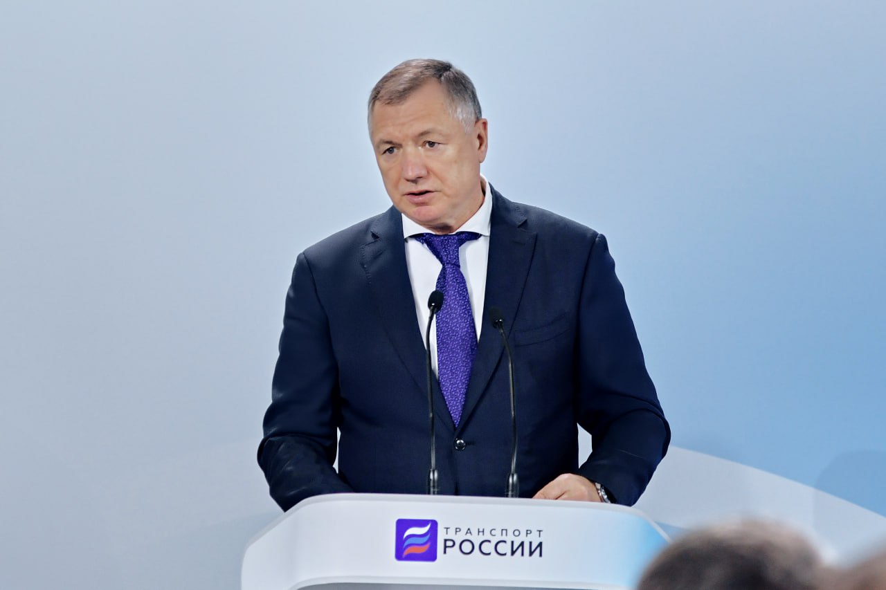 Марат Хуснуллин вручил награды лучшим дорожным командам регионов Вице премьер на форуме Транспорт России наградил регионы лидеры по реализации дорожной части нацпроекта Инфраструктура для жизни В прошлом году мы с хорошими результатами завершили нацпроект Безопасные качественные дороги В этом году уже в рамках нацпроекта Инфраструктура для жизни идем с опережением по укладке асфальта Также продолжаем реализовывать масштабные проекты такие как международные коридоры Север Юг Запад Восток Азовское транспортное кольцо У нас хорошо идет работа и по регионам в том числе по воссоединенным Подписаны меморандумы со всеми субъектами по развитию дорожной сети поэтому есть план на ближайшие 6 лет Важно не сбавлять темпы Уже сложилась традиция что многие регионы из года в год получают за свою системную работу награды Золотые катки Это говорит о том что дороги действительно становятся лучше сказал Марат Хуснуллин Символические Золотые катки за наилучшие достижения в дорожной части нацпроекта Инфраструктура для жизни получили 10 регионов Амурская Белгородская Вологодская Липецкая Пензенская Рязанская Саратовская области Кабардино Балкарская Республика Республика Адыгея и Чеченская Республика Также 12 регионов получили награды в отдельных номинациях За прогресс в реализации мероприятий нацпроекта дипломами отмечены Калужская и Тульская области а также Красноярский край Команды города Севастополя Ханты Мансийского автономного округа Югры и Ямало Ненецкого автономного округа награждены дипломами за высокие показатели качества реализации объектов нацпроекта Памятных дипломов за высокий уровень финансовой дисциплины в рамках нацпроекта удостоены Костромская область Республика Ингушетия и Республика Карелия Также дипломами отмечена эффективная работа Брянской и Томской областей Республики Дагестан по информационному сопровождению нацпроекта Инфраструктура для жизни Подписаться на Правительство России в MAX