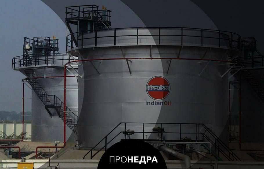 Индия обогнала Китай по темпам роста спроса на нефть Согласно последнему отчету ОПЕК, Индия становится мировым лидером по росту спроса на нефть, опередив Китай раньше прогнозов. В 2025 году спрос в Индии вырастет на 3,4%, до 5,74 млн баррелей в сутки, а в 2026 году - на 4,3%, до 5,99 млн. Это более чем вдвое превышает темпы роста спроса в Китае. Основным драйвером роста спроса на нефть в Индии является строительная отрасль. Активное развитие промышленности и реализация крупных инфраструктурных проектов требует больше дизельного топлива и битума. В марте импорт нефти в Индию достиг рекордных 5,4 млн баррелей в сутки, при этом на Россию пришлось 36% поставок. Можно сказать, что Индия уверенно закрепляется в роли ключевого центра мирового спроса на нефть. Пронедра/Подписывайся