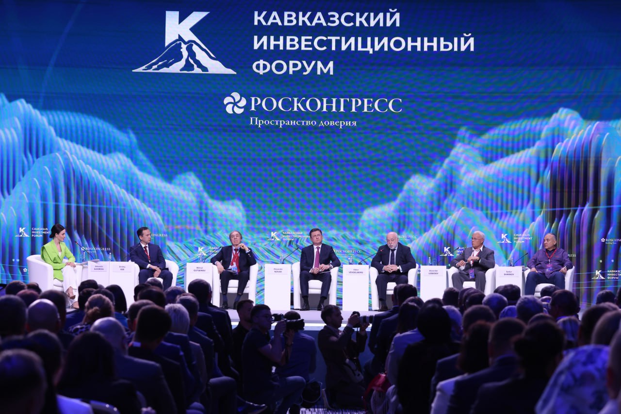 Александр Новак назвал самые привлекательные для инвестиций отрасли на Северном Кавказе Вице-премьер выступил на пленарном заседании «Образ СКФО в 2036 году» в рамках второго Кавказского инвестиционного форума. Он рассказал о результатах реализации задач Президента по достижению экономического роста регионов Кавказа, повышению их инвестиционной привлекательности, а также о дальнейших стратегических направлениях развития. Главное: •Промышленный рост на Северном Кавказе опережает среднероссийские темпы в два раза. •Объем инвестиций растет более высокими темпами, особенно это касается частных вложений. Только за последние три года инвестиции на Северном Кавказе увеличились на 75% – это выше среднероссийского уровня. •Общий валовый региональный продукт Северного Кавказа за три года вырос на 40%. •Большое внимание уделяется развитию социальной сферы СКФО. За последние 10 лет было построено 73 млн кв. м жилья. •Уровень безработицы снизился с 16 до 8,6%. •Инвестиционная привлекательность Северного Кавказа в последующие годы будет расти за счет развития туристической отрасли и аграрно-промышленного комплекса, включая садоводство. Одновременно наблюдается интерес инвесторов к транспортной и логистической отраслям экономики, а также реализации проектов в области возобновляемой энергетики и цифровых технологий. «При развитии Северного Кавказа мы руководствуемся задачами и национальными целями развития до 2036 года, которые определены Президентом. В первую очередь, это вопросы повышения благополучия жителей, развития человеческого капитала, создания комфортных условий для проживания. Это экономический рост, экологическое благополучие, развитие цифровых технологий и технологического суверенитета. И все эти национальные цели полностью реализуются на Кавказе. Если говорить о будущем Северного Кавказа, у региона есть все возможности выйти на новую ступень своего развития, достичь успеха во всех отраслях. Со стороны Правительства РФ мы будем максимально содействовать тому, чтобы регион был безопасным, комфортным, где хотелось бы жить и куда хотелось бы приезжать», – отметил в своем выступлении Александр Новак. #регионы