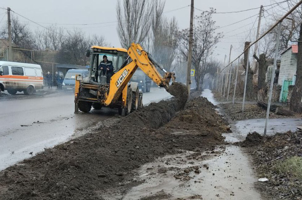 В Торезе обновляют 70-летний водовод  ДАН:    Написать в чат-бот  Оказалось, что он эксплуатируется с 1949 года и по мере развития города часть канала оказалась под автодорогой республиканского значения, что сильно затрудняет проведение каких-либо работ. Поэтому решено вынести водовод из-под дороги, уложив по обеим ее сторонам новые участки протяженностью по 1,2 км.  На данный момент специалистами уже уложен километр нового трубопровода.  Читать полностью