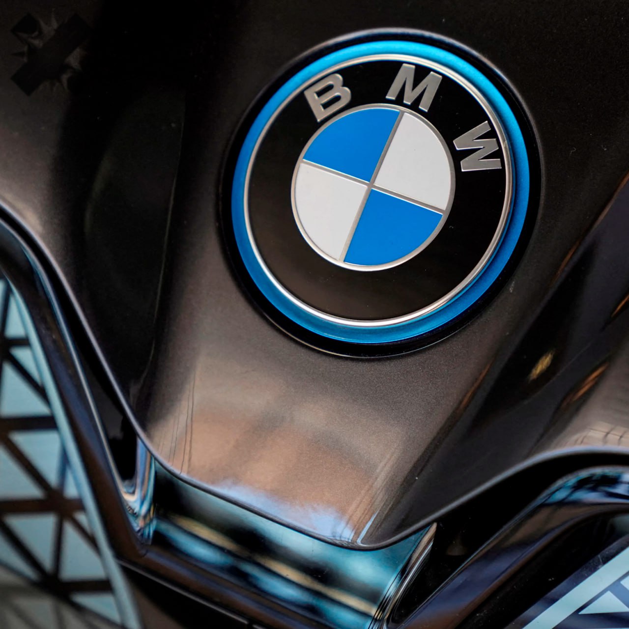 Компания BMW запретила своему китайскому подразделению экспорт авто в Россию Основная идея запрета категорически возражать против любого потенциального экспорта автомобилей в Россию В компании добавили что если машины всё же окажутся в России через параллельный импорт это произойдет вне нашей сферы влияния и к тому же прямо против нашей воли найдут способ НМШ