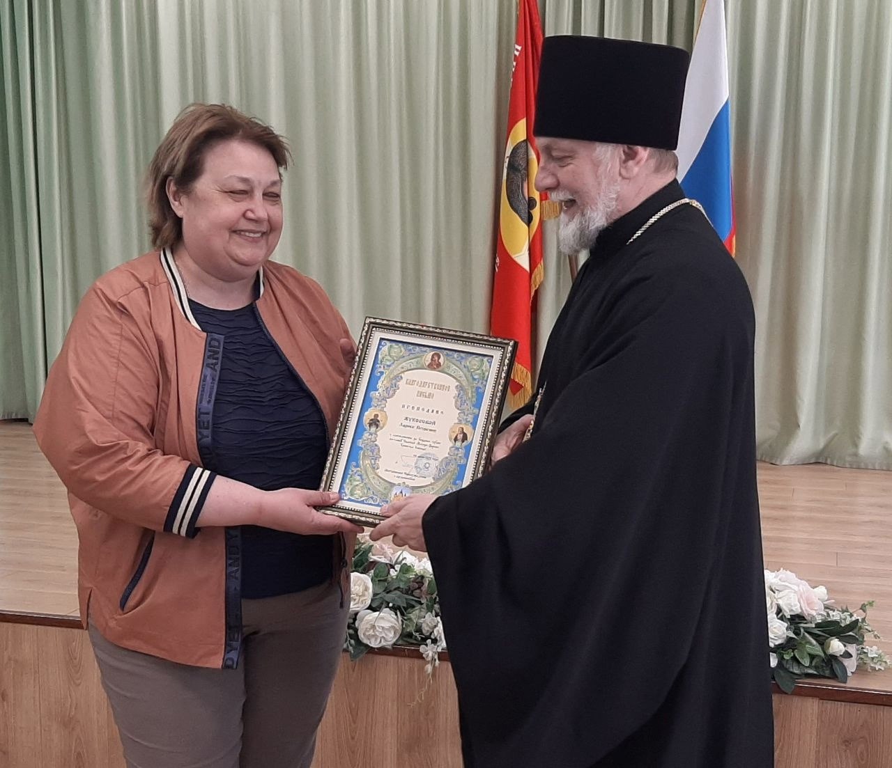 Директора Института филологии и журналистики ННГУ Ларису Жуковскую и директора Института международных отношений и мировой истории ННГУ наградили благодарственными письмами от Митрополита Нижегородского и Арзамасского Георгия Письма вручил руководитель отдела образования и катехизации Нижегородской епархии, директор православной гимназии имени святого апостола и евангелиста Иоанна Богослова Евгений Худин. Поздравляем Ларису Игоревну и Михаила Ивановича с высокой оценкой трудов и желаем дальнейших успехов в профессиональной деятельности!